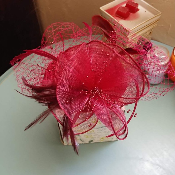 Cute hat with clip NWT - Picture 3 of 6